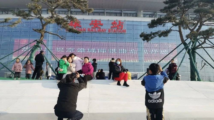 ▲ 大批人聚集在雄安站西广场合影留念 刘东峰 / 摄