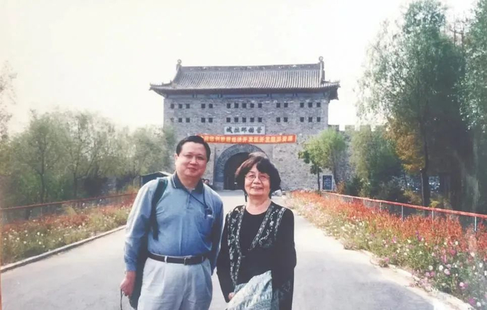 ■2002年9月26日，作者与姑母叶嘉莹先生在“叶赫那拉城”前合影。作者/供图