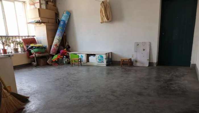 △一年前申聪刚回家时，申军良家里的样子。