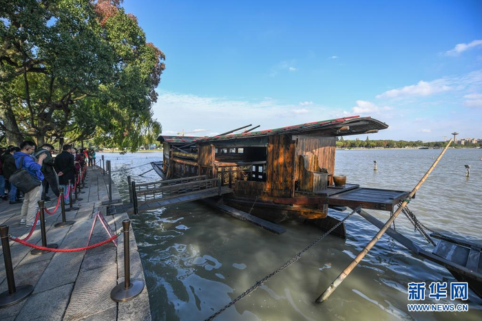 　　停靠在浙江嘉兴南湖湖心岛的南湖红船（2020年10月27日摄）。新华社记者 徐昱 摄