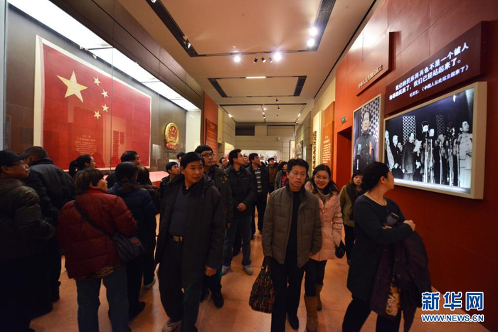 　　观众在北京国家博物馆参观《复兴之路》展览（2012年12月2日摄）。新华社记者 王全超 摄