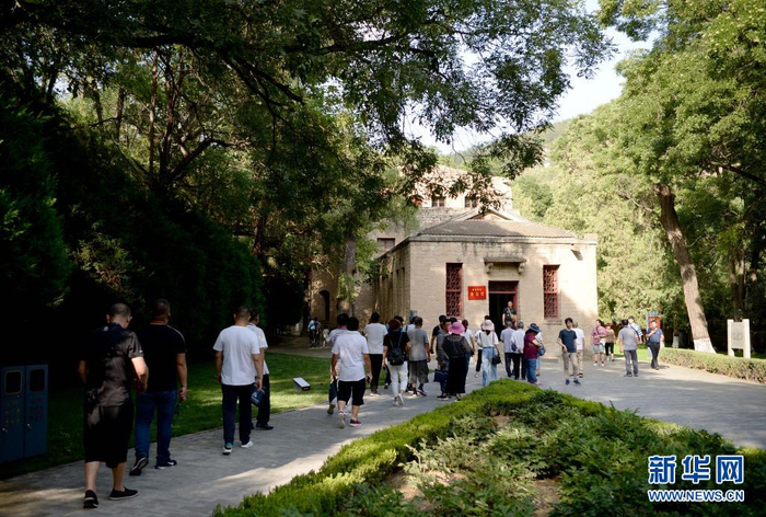 　　游客在陕西延安杨家岭革命旧址参观（2019年7月31日摄）。新华社记者 刘潇 摄