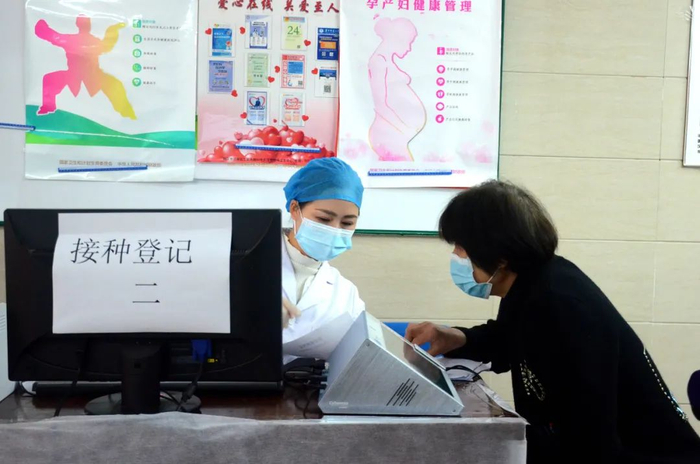 ▲医护人员为一名教职工答疑解惑 （匡敏 摄）