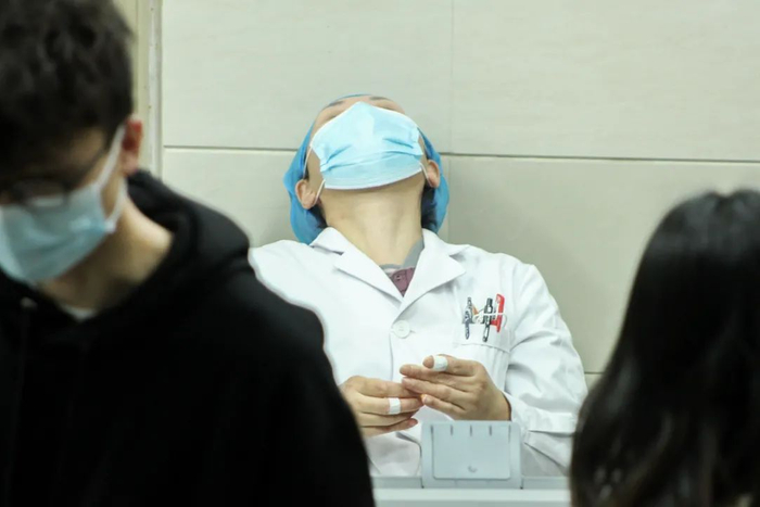 一名医护人员滴眼药水来缓解疲劳（ 蔡雯雯 摄）