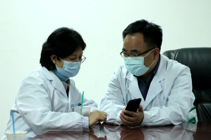 用餐期间，赵小剑与侯东彬讨论疫苗接种情况（蔡雯雯 摄）