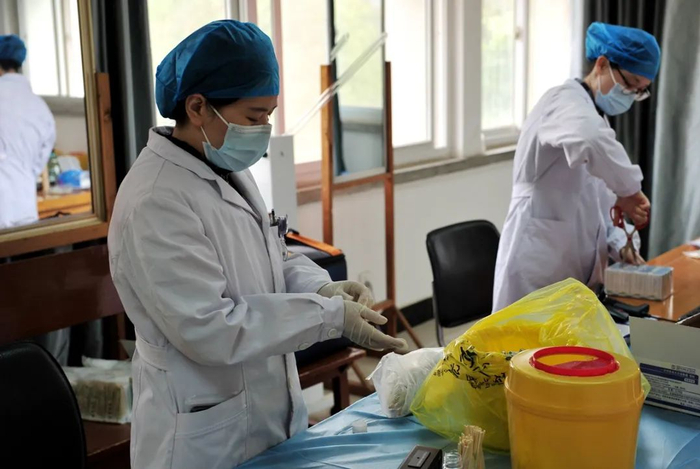 接种前准备（徐行 摄）