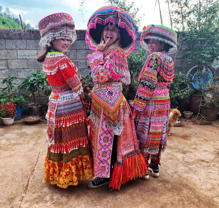 图为2019年4月8日，艾米在中国云南与当地苗族居民合影。图片由受访者提供