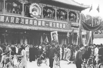 北平各界群众在中南海新华门前庆祝中国人民政治协商会议第一届全体会议取得圆满成功。（图片来源：光明日报）