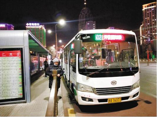 夜班公交。潘玲摄