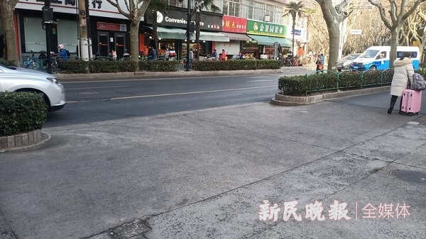 图说：彰武路72号小区门口，曾经的“白线”被改为黄实线，车主无法直接掉头