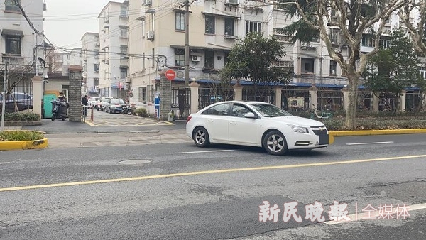 图说：控江路121弄小区门口，右转往前掉头会遭遇堵车，高峰期一些车主会选择穿过黄色实线直接左转  记者  徐驰  摄（下同）