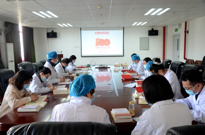 ▲校医院医护党支部集体学习 （匡敏 摄）