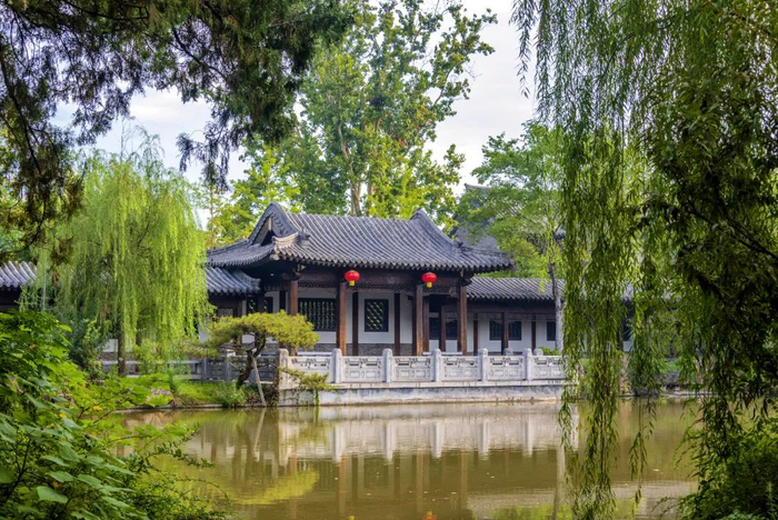 ▲ 仿《清明上河图》虹桥、十笏园、偶园。图1，3/视觉中国；图2摄影/秋影随风，图/图虫·创意