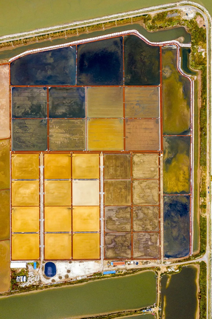 ▲ 高空俯瞰盐田，仿佛大地上的调色盘。图/视觉中国