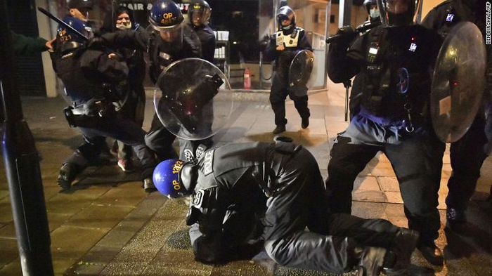 警察在布里斯托尔的抗议活动中拘留了一名男子 图片来源：CNN