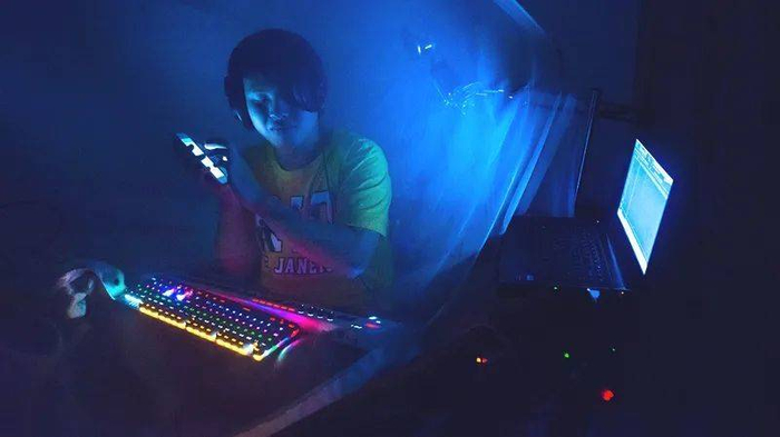 图 | 沈广荣在制作音频