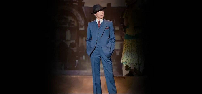 官网上的宙组Top Star真風涼帆剧照