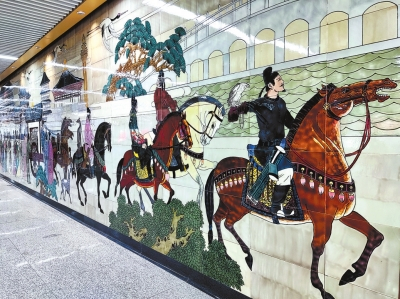 牡丹广场站展厅内的古典壁画（河南报业全媒体记者 王雪娜 摄）
