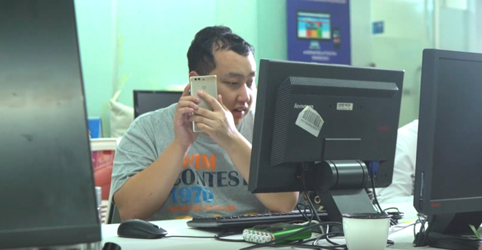 图 | 刘彪在工作中处理视障者反馈的信息无障碍问题