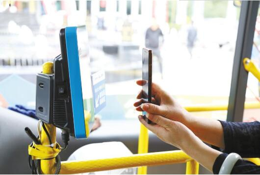 扫码乘车。西宁公交供图