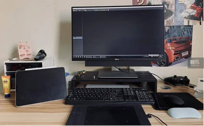 月光在家里布置的办公空间，这就是他用来开发游戏的全部工具