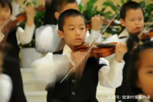 小时候孙叶芃小提琴演奏。受访者供图