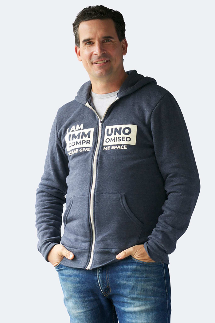 被Facebook判定为违规的灰色拉链款连帽衫广告图片。图片来源：Mighty Well