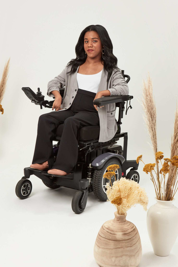 被Facebook判定为违规的Yarrow牌长裤广告（模特左立在轮椅上，模特所穿的长裤与之前站立模特同款）。图片来源：Yarrow