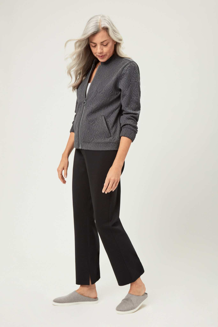 Yarrow牌长裤广告（模特站立状态）。图片来源：Yarrow