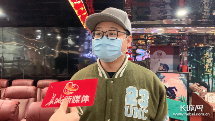 前来观影的市民陈先生接受记者采访。长城网记者 许晓星 摄