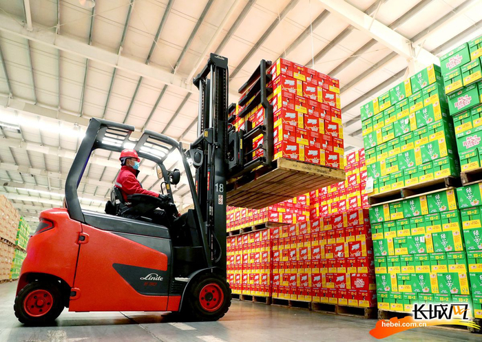 在河北省隆尧县今麦郎集团饮品五厂仓库，员工将产品进行码垛，准备出库。