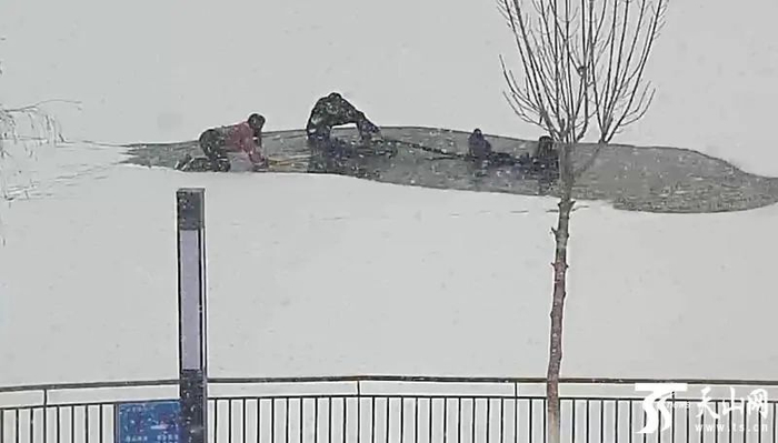 拉齐尼·巴依卡（右一）勇救落水儿童画面（公共场所视频截图）。