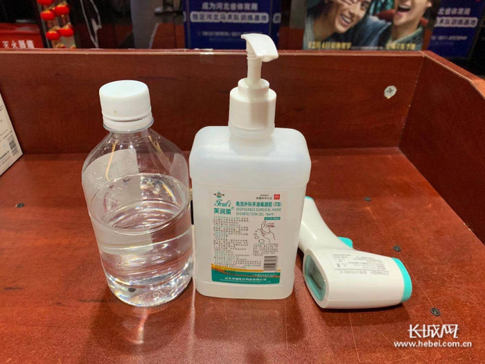 石家庄金棕榈影城东尚店入口登记台配备了消毒喷雾、免洗洗手液。长城网记者 许晓星 摄