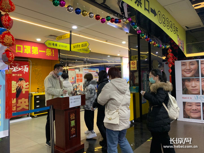 观众有序排队检票，进入放映厅。长城网记者 许晓星 摄