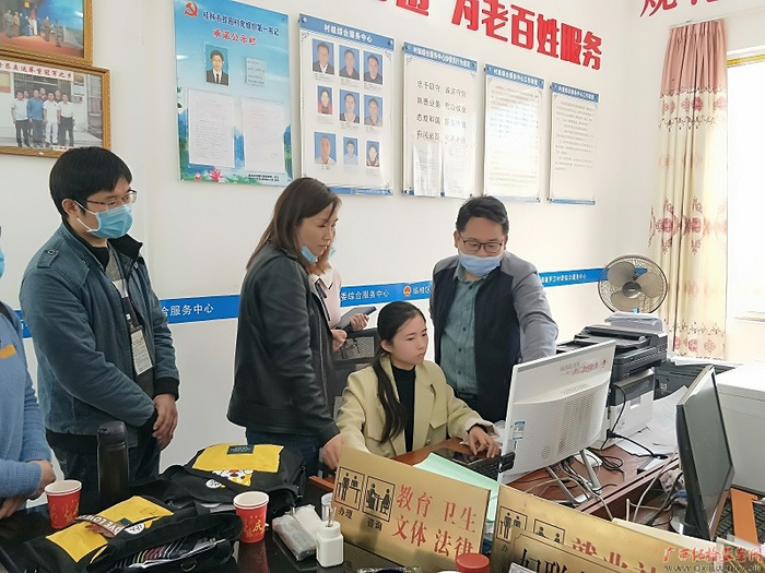 莫丽萍向自治区信息处领导讲解罗江村委的信息数据库