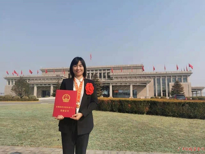 莫丽萍在北京人民大会堂拍照留影