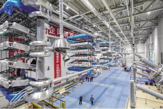 　特高压豫南换流变电站阀厅安装施工现场。徐强摄