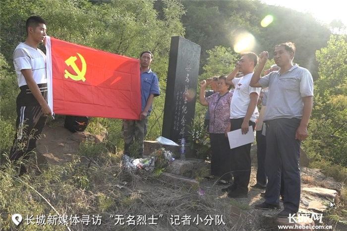 南蒿亭村党员在纪念碑前重温入党誓词。南蒿亭村供图