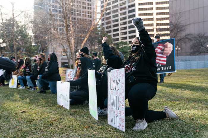 3月29日，抗议者在位于美国明尼阿波利斯市的法庭外展示标语。新华社发
