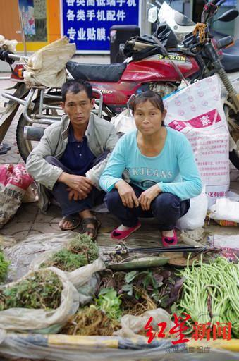 ↑王加友和妻子包顶会。