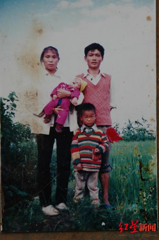 ↑王凤凯婴儿时期与父母及哥哥的合照。