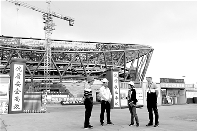 海口市纪委监委对公共工程和土地出让项目跟踪监督，全流程、嵌入式防控廉洁风险。图为该市纪检监察干部在海口市西海岸五源河体育馆二期项目了解相关情况。吉曼妮 摄