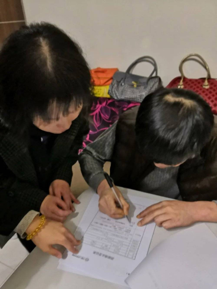 家属在器官捐献同意书上签字