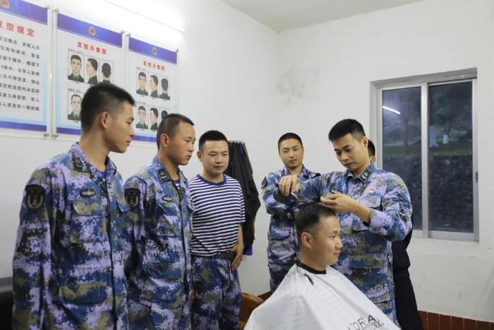 ▲陈贤政在给战友理发