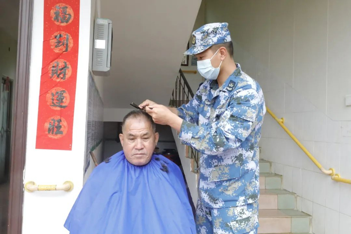 ▲陈贤政无偿为村民剪头发