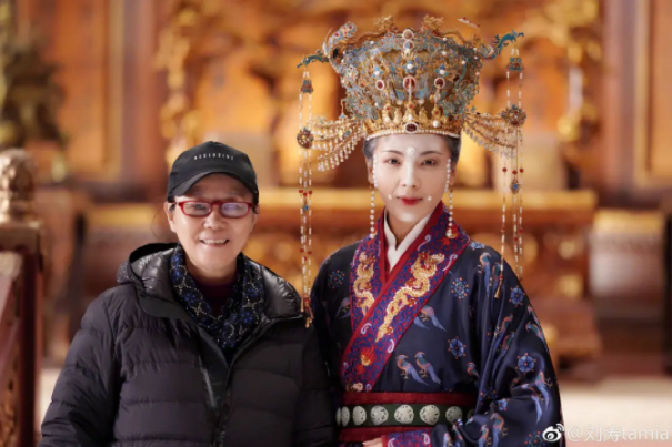 演员刘涛与导演李少红合影。/刘涛微博