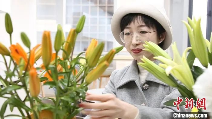 周韵娇在修剪百合花蕊。李秋莹 摄