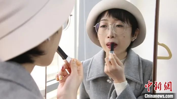 周韵娇在补妆。李秋莹 摄