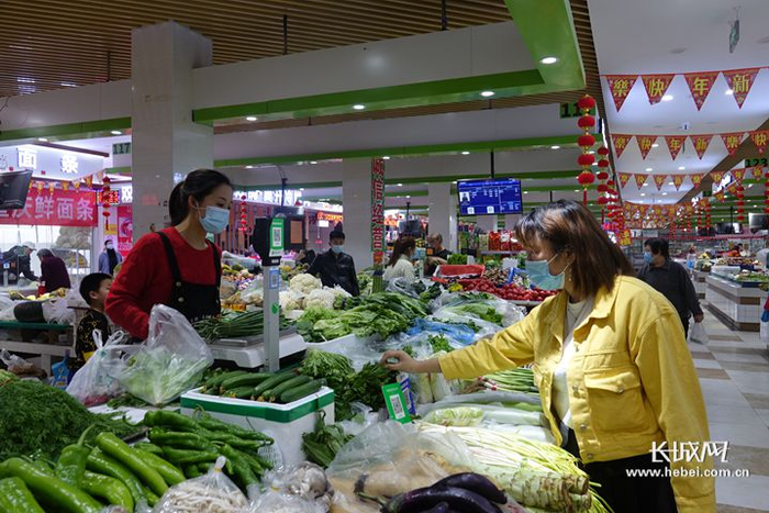 市民在菜鲜生市民生活服务中心购物。长城网记者 胡晓梅 摄
