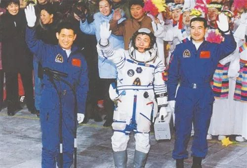 执行中国首次载人飞行任务的航天员杨利伟（中）壮怀出征。（资料图片） 
